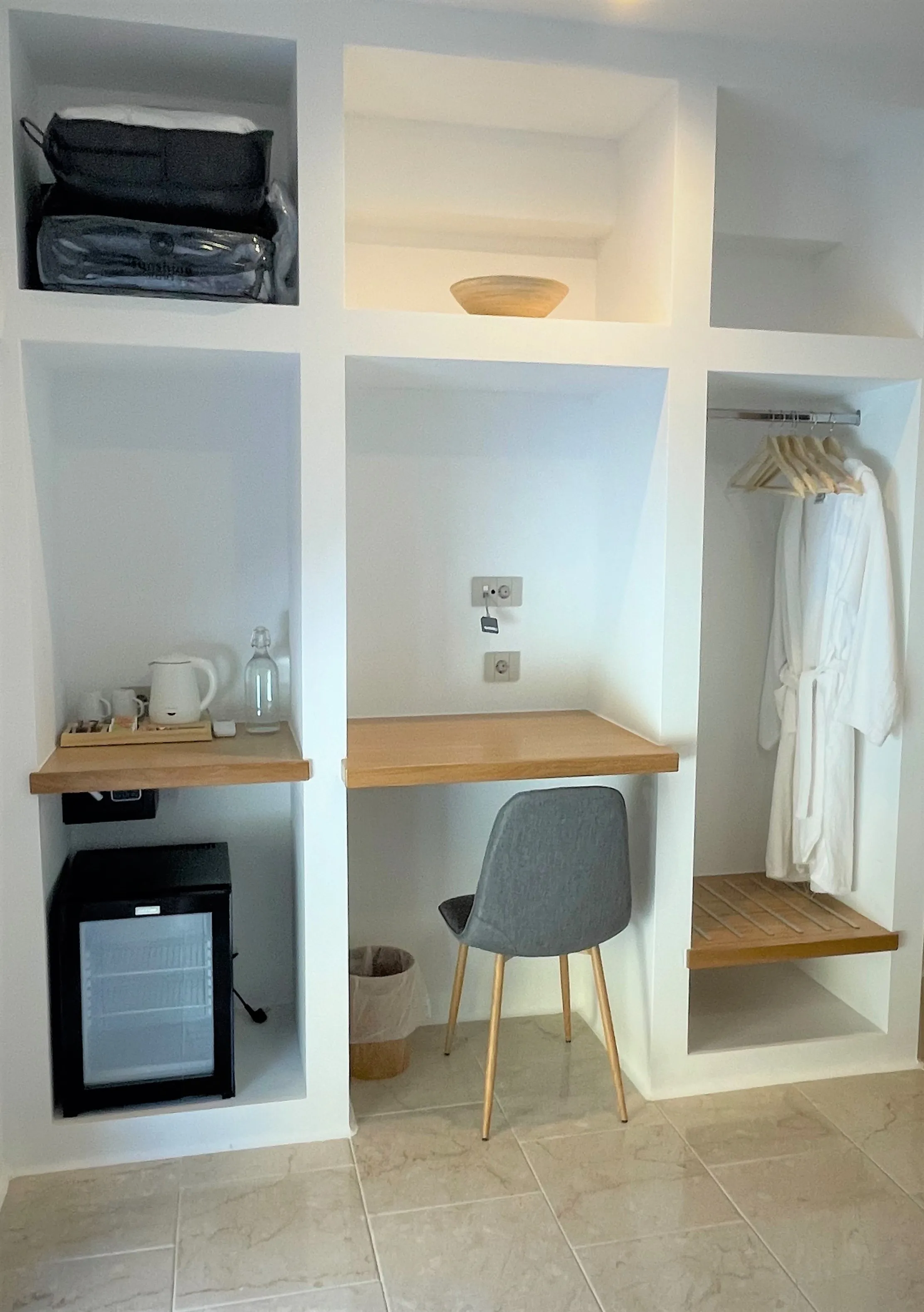 Built-in desk, kettle and minibar niche of Scirron
